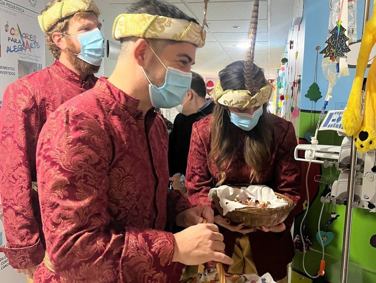 Visita del Cartero Real de Córdoba a los niños ingresados en el hospital Reina Sofía.