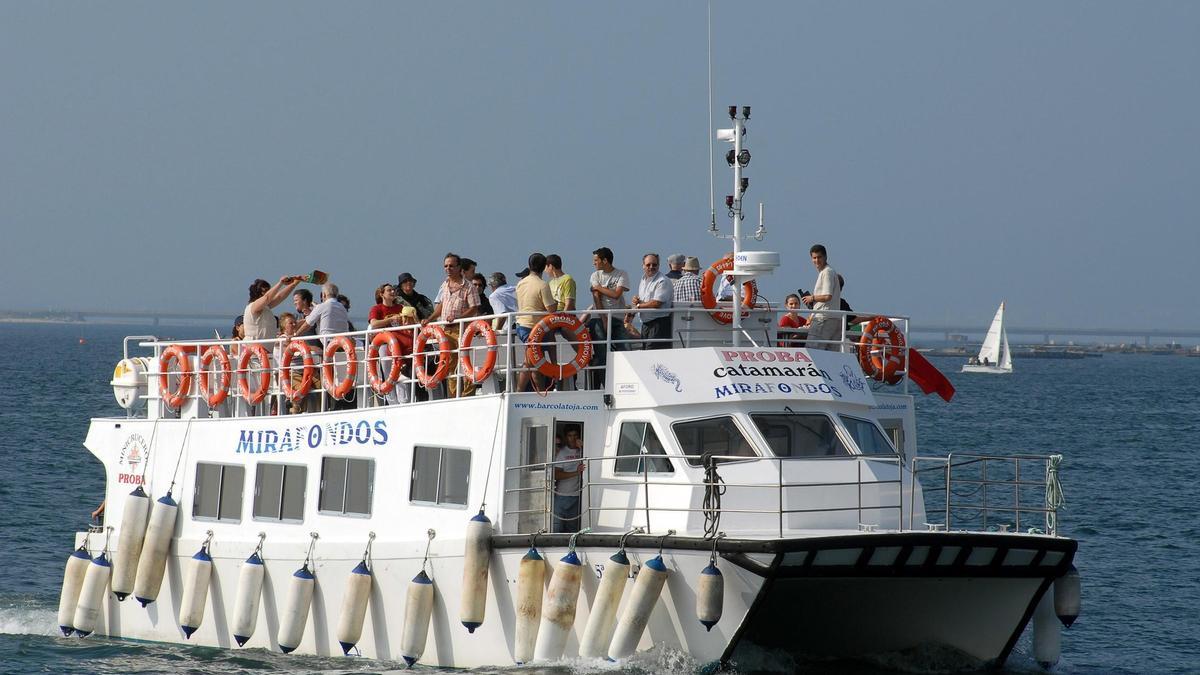 Cruceristas en un catamarán por la ría de Arousa
