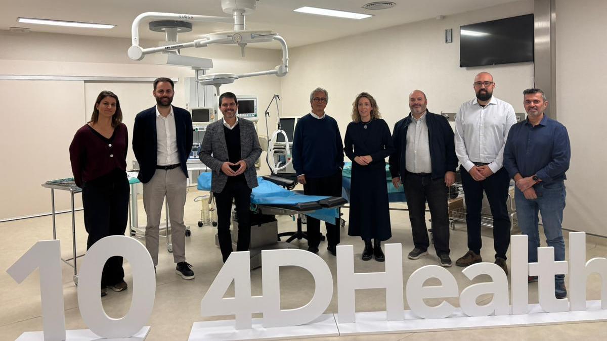 Membres de 4dHealth amb l'alcalde d'Igualada en un dels quirofans de les instal·lacions del centre