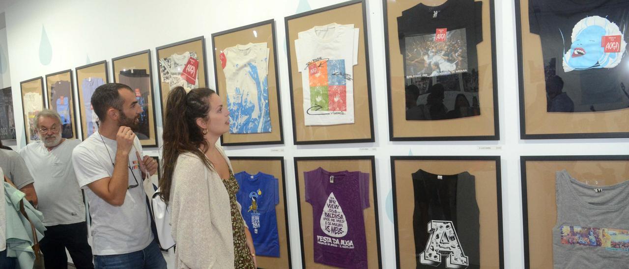 Exposición de camisetas de la Festa da Auga de Vilagarcía en la sala Rivas Briones.