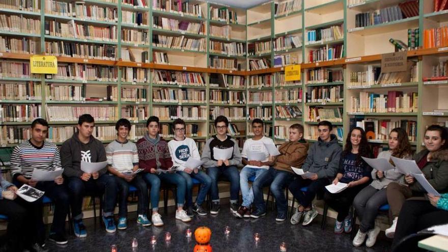 Lecturas de terror. El IES Jerónimo González optó por ponerle letra a la celebración. La biblioteca acogió lecturas para conmemorar Halloween y el Samaín.