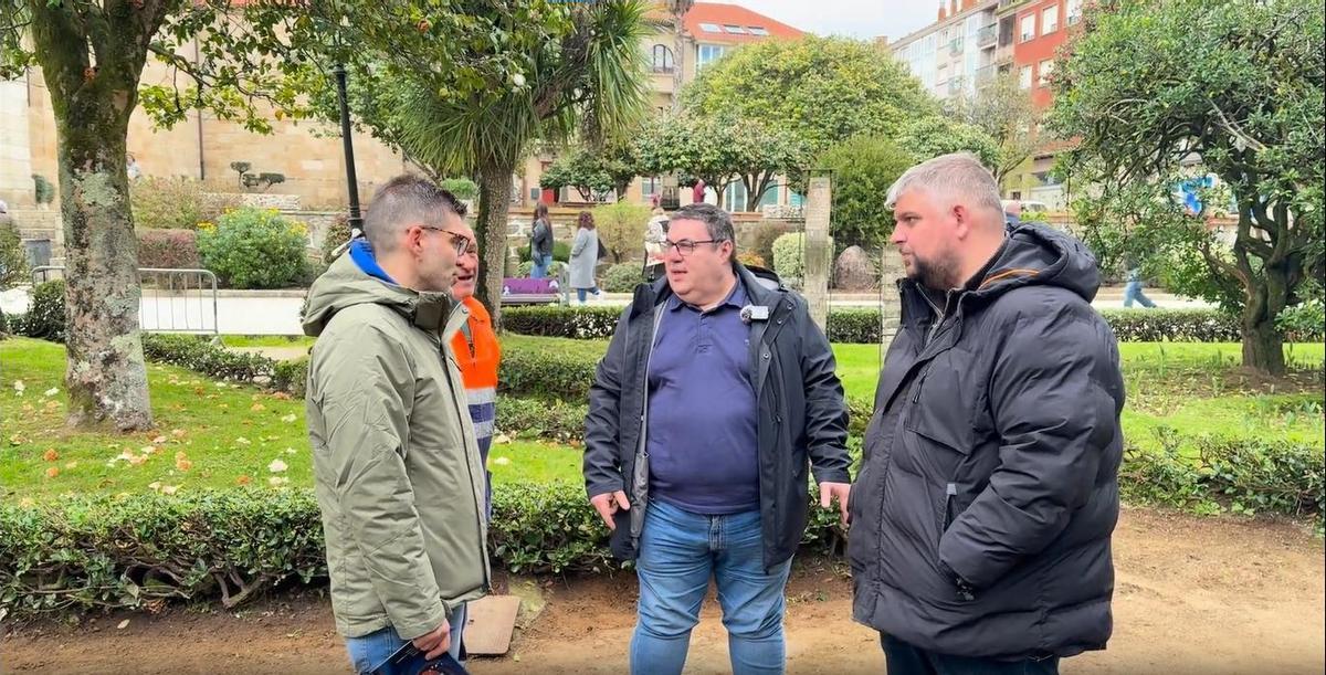 Manuel Seijas, dereita, e Francisco Pérez, centro, este luns no inicio dos traballos.