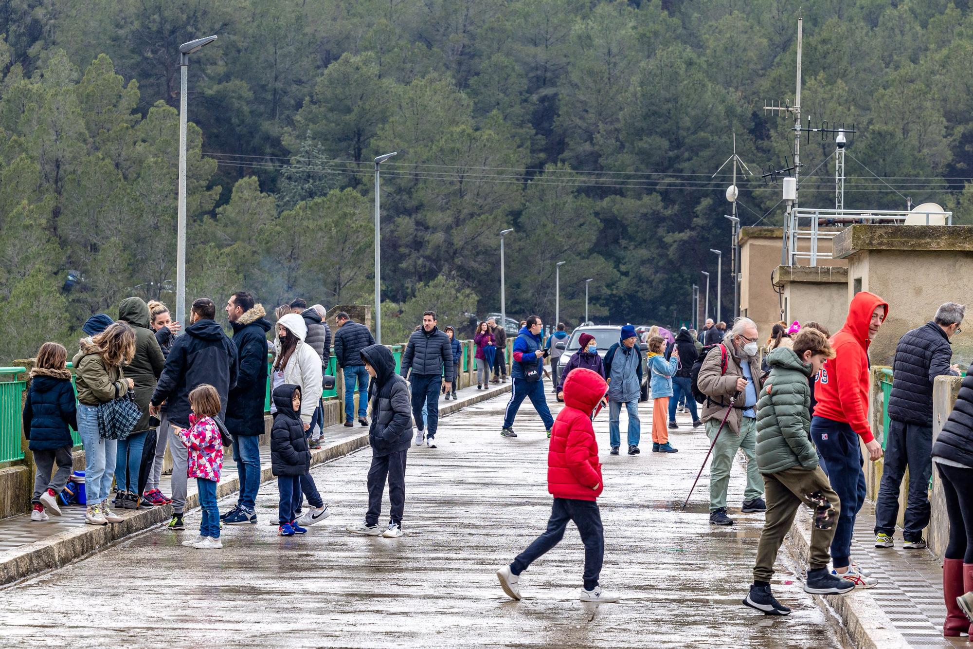 Las lluvias obligan a abrir las compuertas del embalse de Guadalest que se encuentra al límite de su capacidad.