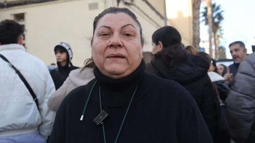 Los vecinos desalojados tras el incendio en el barrio Miguel Hernández de Alicante esperan la evaluación de los técnicos