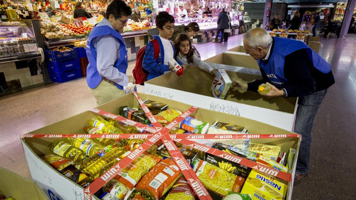 El 'Gran Recapte d'Aliments', en el Mercat de la Concepció de Barcelona.