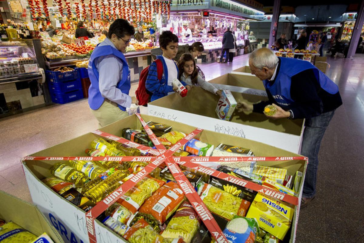 El ’Gran Recapte d’Aliments’, en el Mercat de la Concepció de Barcelona, en una edición anterior.