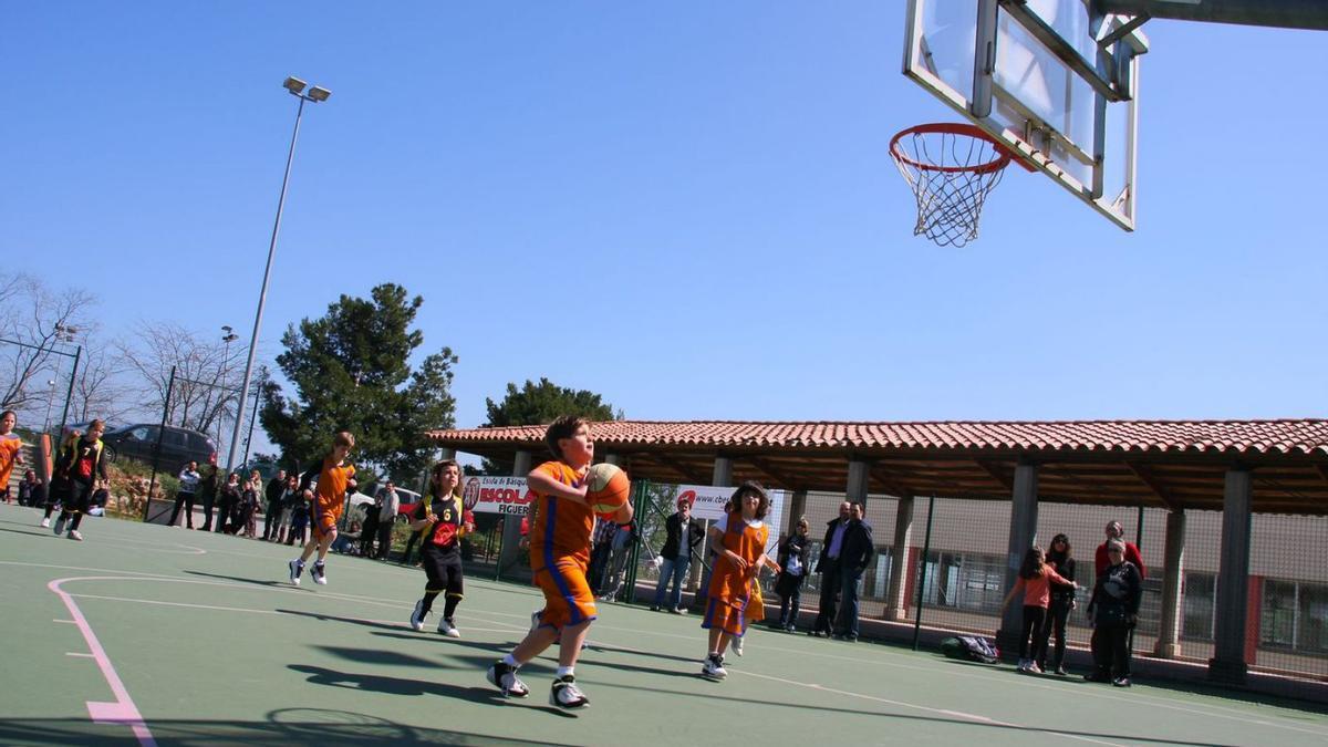 Les pistes de la zona esportiva municipal durant una trobada de bàsquet