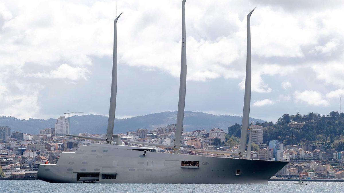 Así fue la llegada del Rey de los superveleros a la ría de Vigo.  /R. GROBAS / P. HERNÁNDEZ / J. CONDE