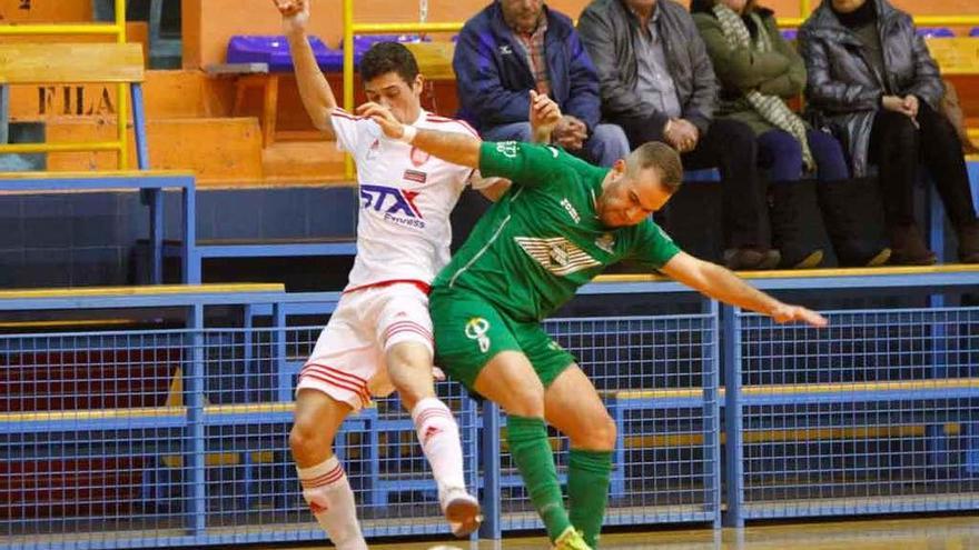 Un rival, apunto de robar el balón a un jugador zamorano.