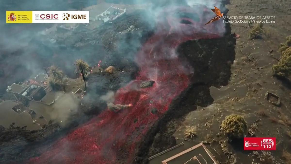 El nuevo río de lava transporta rocas del tamaño de edificio de 3 plantas