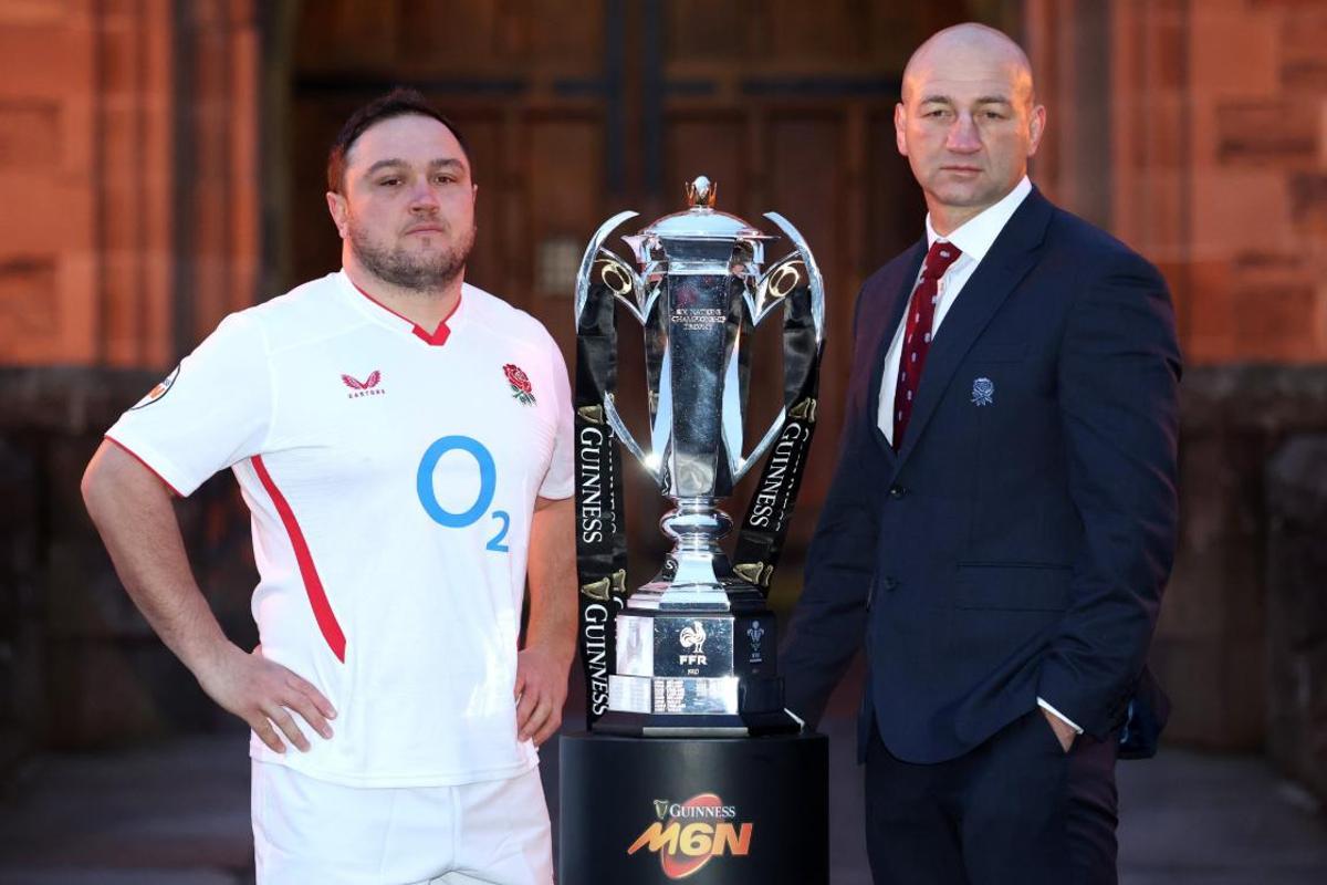 Jamie George y Steve Borthwick, capitán y seleccionador inglés de rugby, posan con el trofeo del 6 Naciones