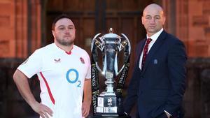 Jamie George y Steve Borthwick, capitán y seleccionador inglés de rugby, posan con el trofeo del 6 Naciones