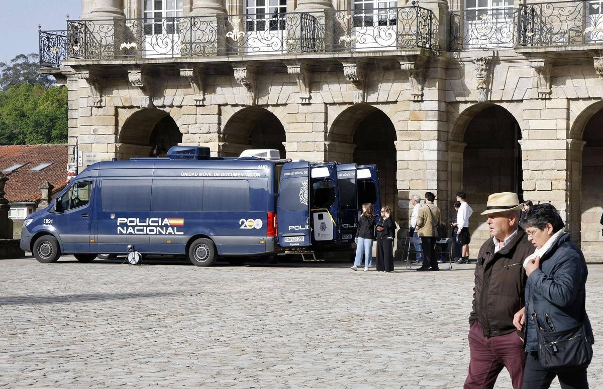 Furgonetas móviles VIDOC instaladas en la Praza do Obradoiro para expedir el DNI y el pasaporte