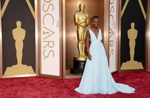 L’actriu Lupita Nyong’o, a l’alfombra vermella del Dolby Theater de Los Angeles, aquest dilluns.
