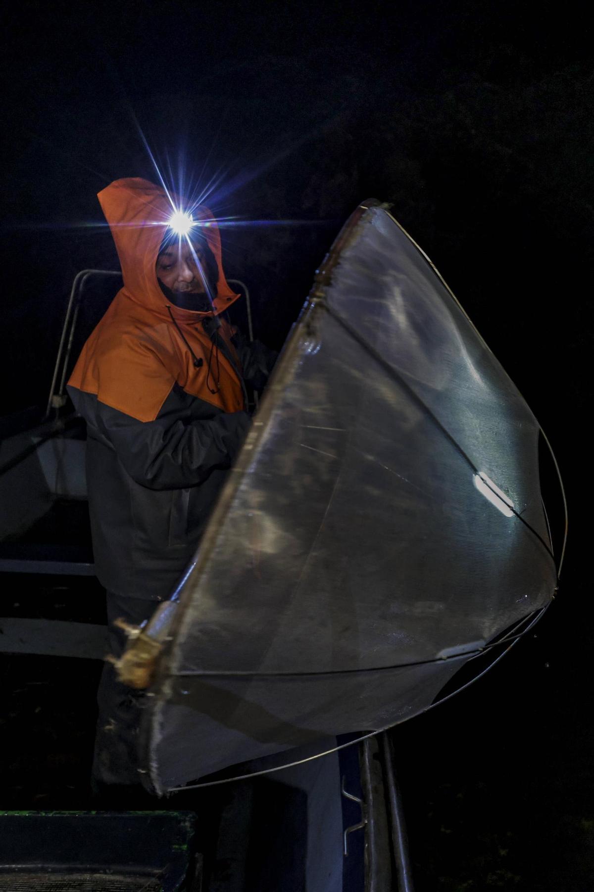 Las solitarias y duras noches de los anguleros de Asturias