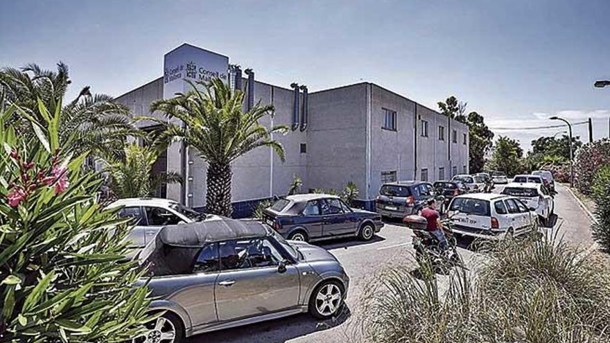 Largas colas de espera en la estación de ITV de Son Castelló.