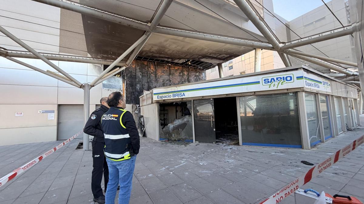 Dos investigadores, en la terraza del hospital. donde se originó el incendio.