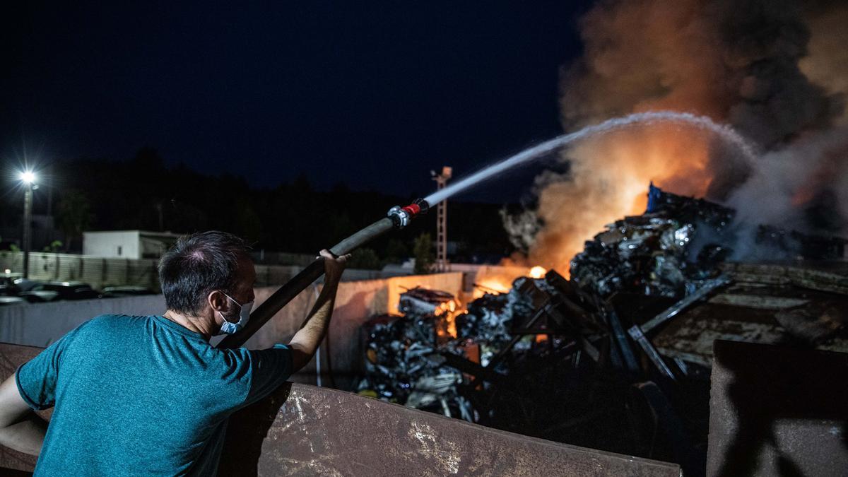 Declarado un fuego en el desguace de Ca Na Negreta