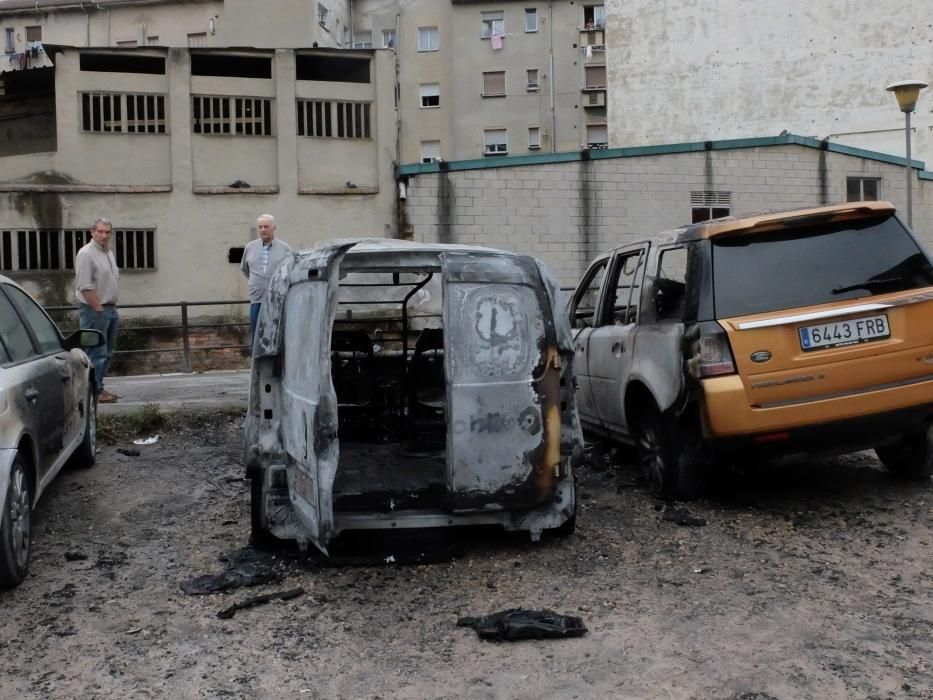 Coches incendiados por actos vandálicos en los aparcamientos de Oñón en Mieres