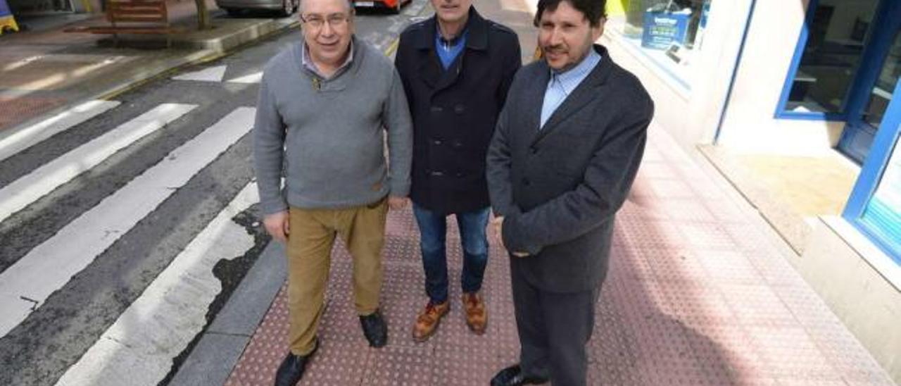Armando Corbal, José María Enríquez y Xesús Rodríguez fueron los impulsores de la campaña de peatonalización de Cruz Gallástegui. // Gustavo Santos