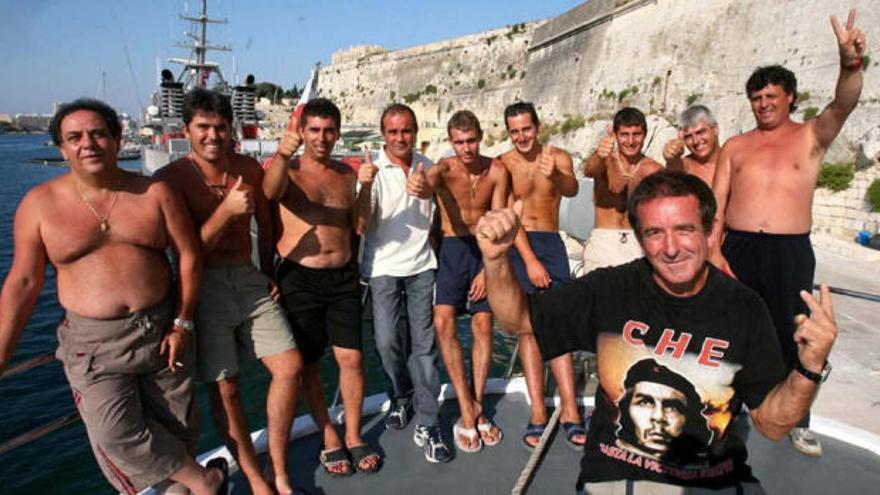 La tripulación del pesquero de Santa Pola &quot;Francisco y Catalina&quot;, tras el rescate y la devolución de 51 inmigrantes en Malta, en julio de 2006 .