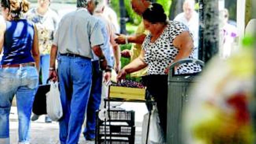 Los empresarios de Cáceres exigen mayor vigilancia contra los vendedores ambulantes ilegales