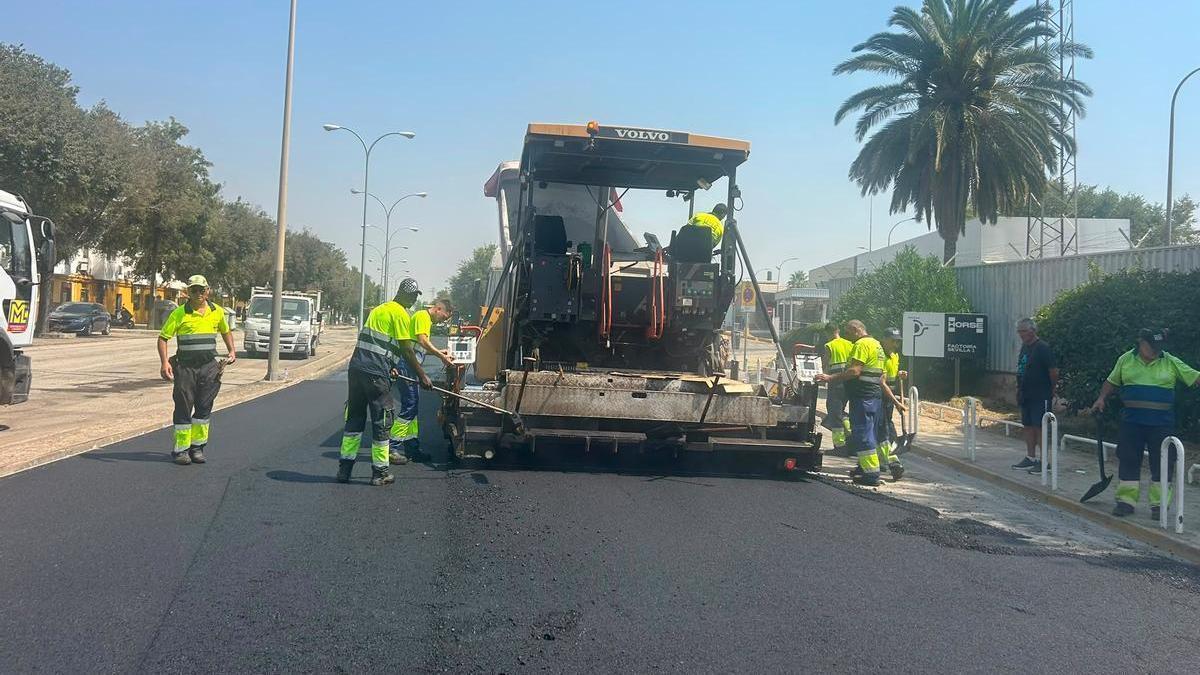 Reasfaltado de la avenida Medina y Galnares del barrio de San Jerónimo