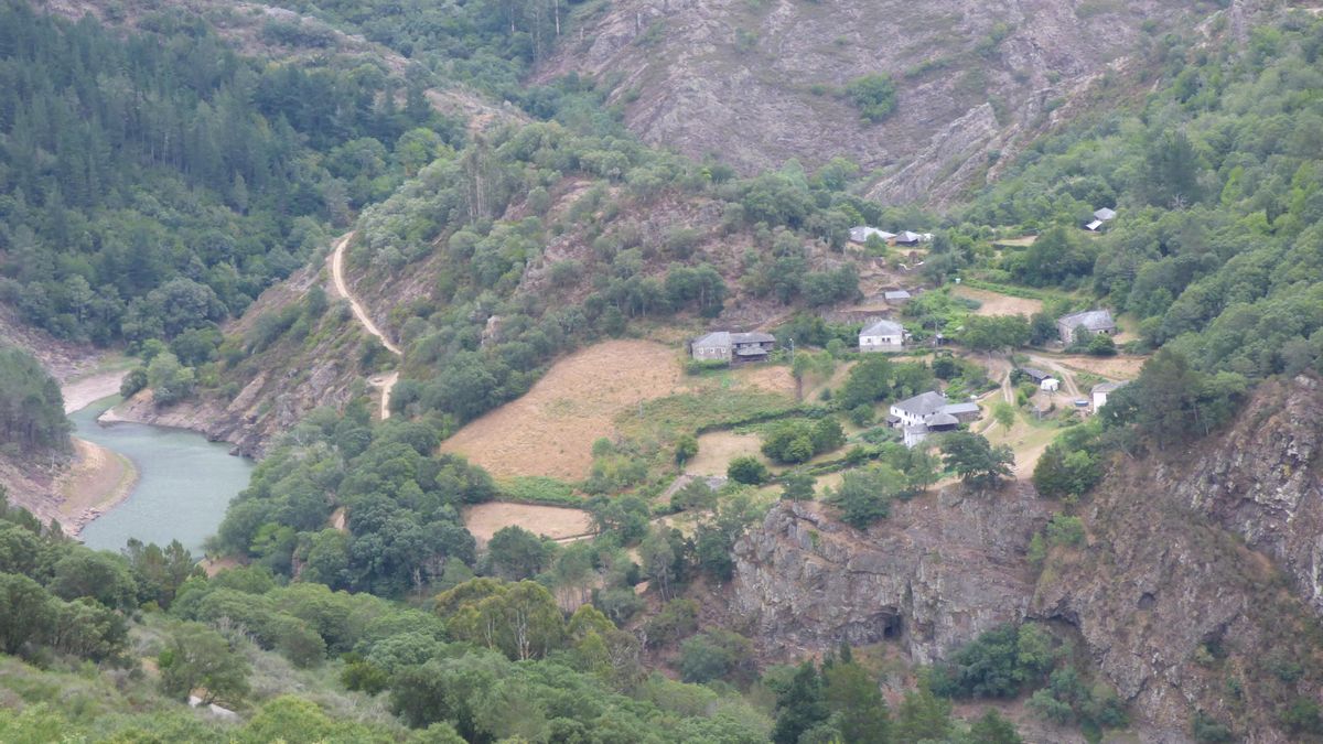 Pueblos guapos de Asturias: Riodeporcos (Ibias), al que se llega cruzando un puente