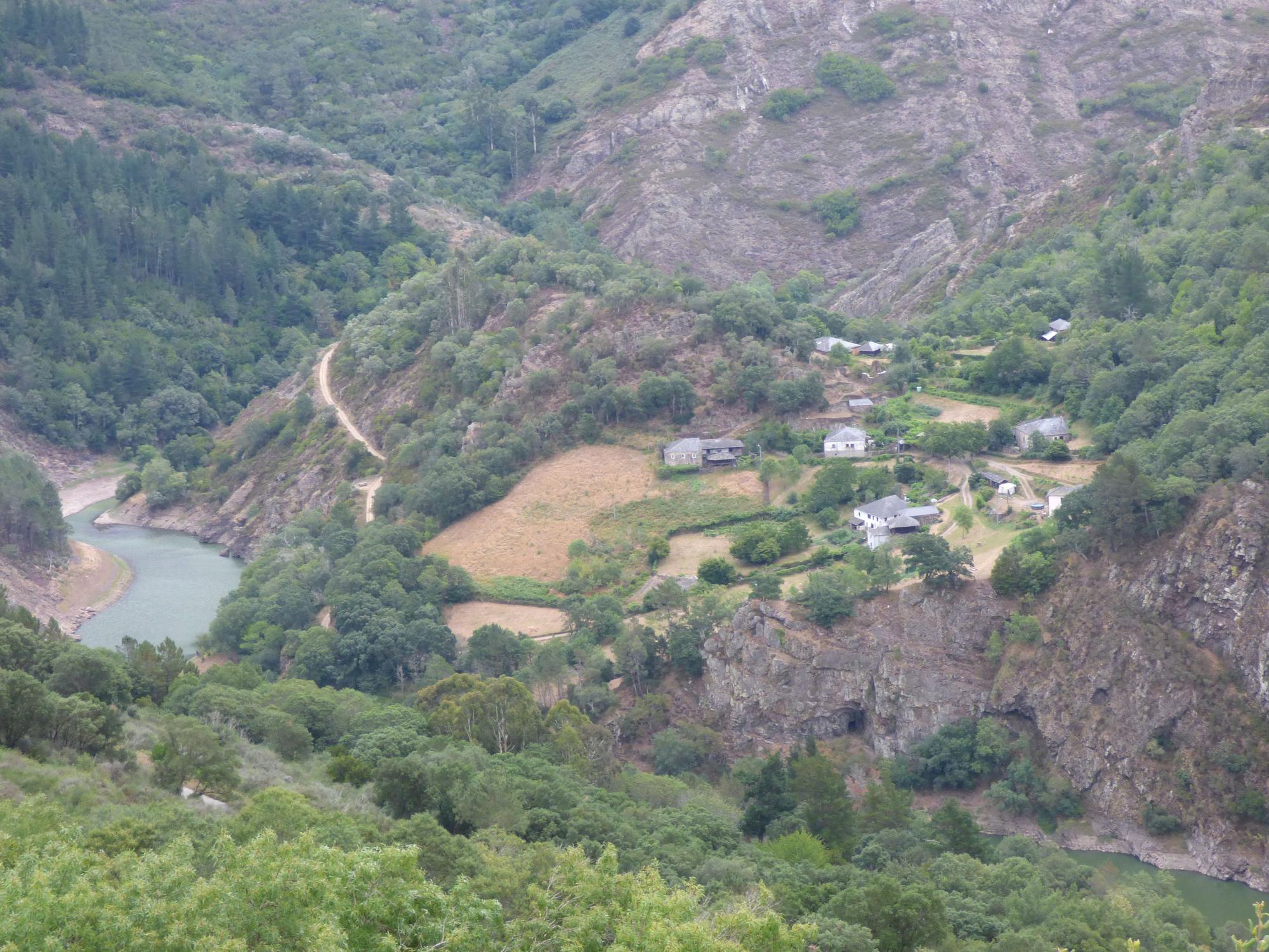 Pueblos guapos de Asturias: Riodeporcos (Ibias), al que se llega cruzando un puente