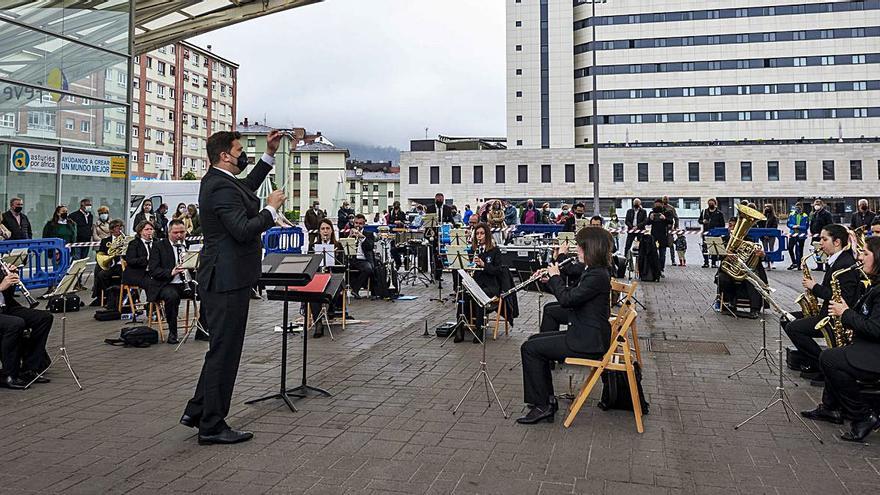 Un instante de la actuación de la Banda de Música “Ciudad de Oviedo” en la plaza de los Ferroviarios. | N. Quintas
