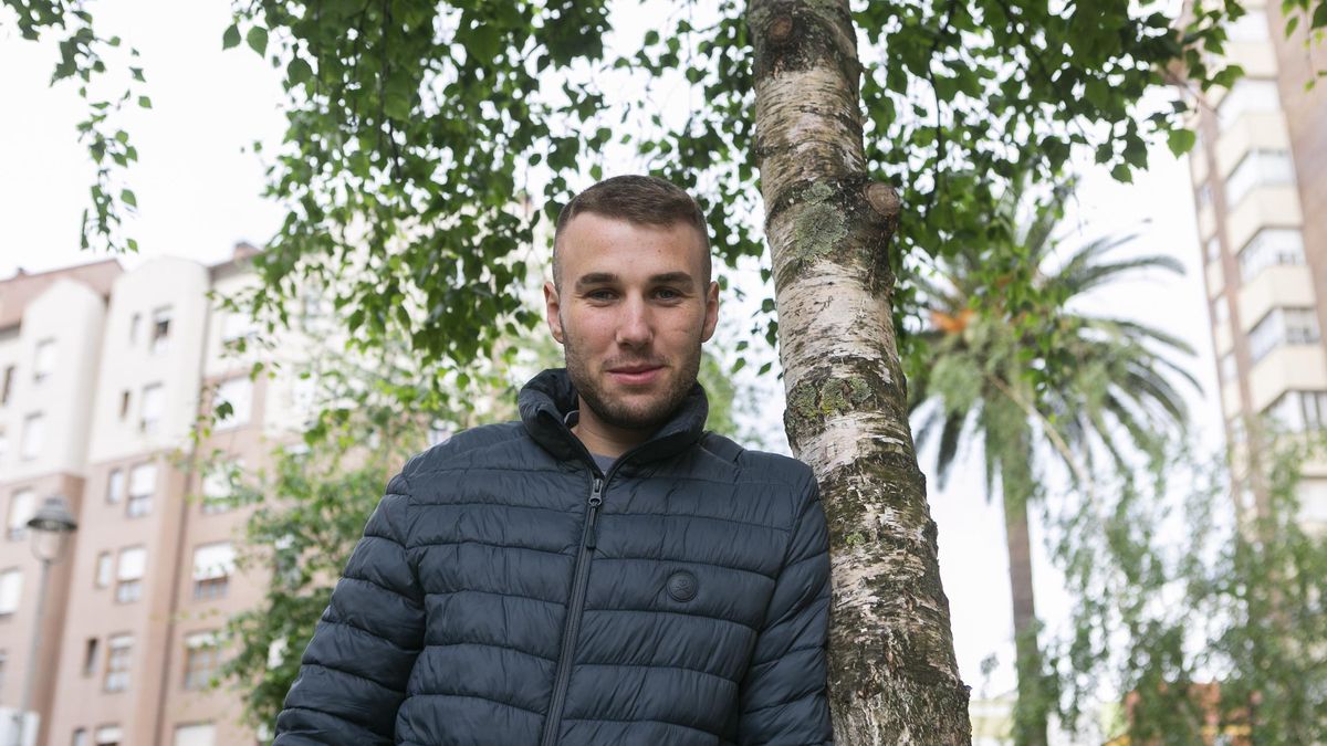 CESAR GARCIA, EN LA PLAZA DEL CARBAYEDO DE AVILES. EXJUGADOR DEL SPORTING