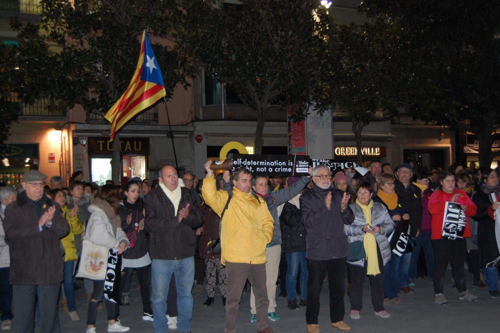 Protesta a la plaça de l'Ajuntament de Figueres