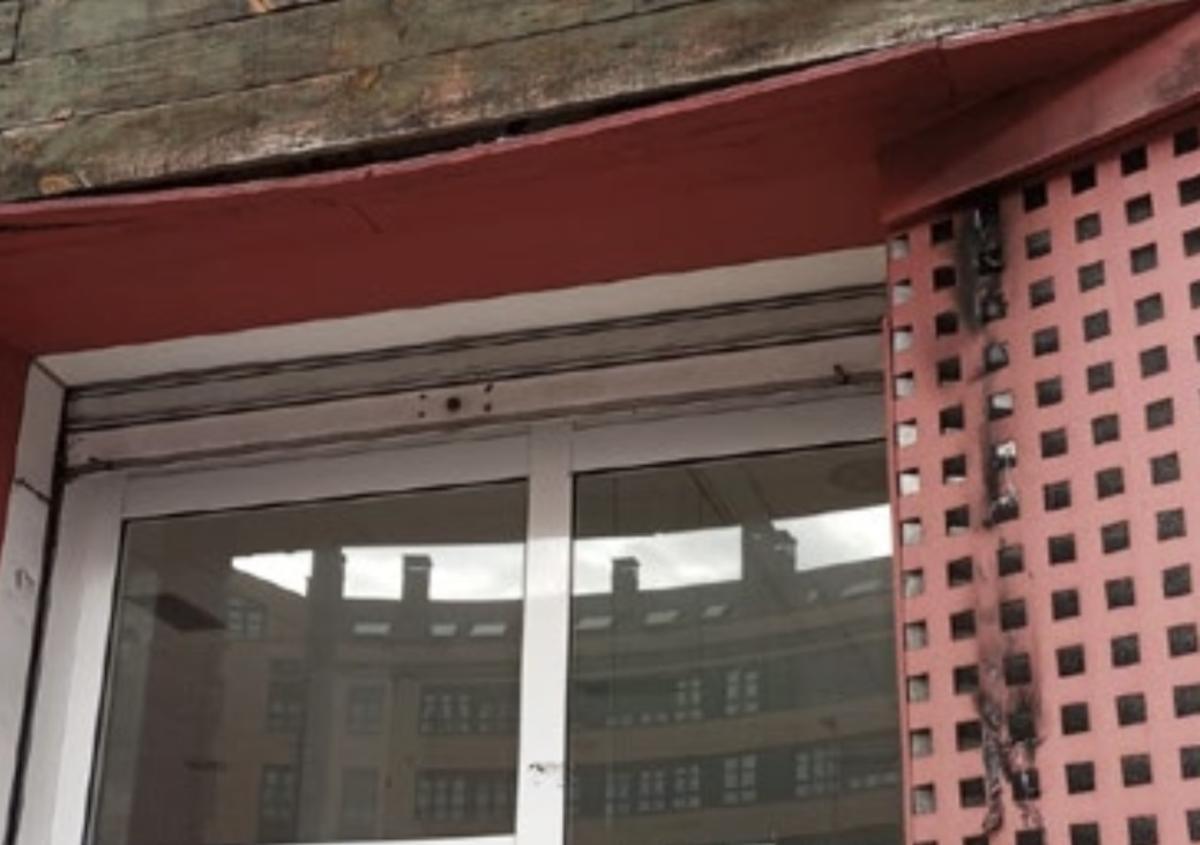 El estado de la fachada tras la quema de la pancarta.