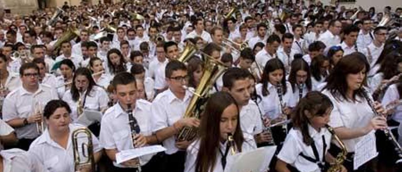 Una imagen de la entrada de bandas en Ontinyent, el pasado agosto.