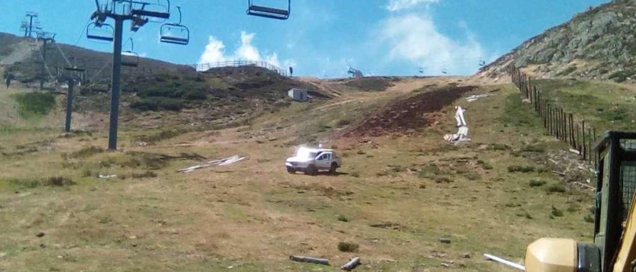 Una máquina, durante los trabajos de adecuación de pistas que se están llevando a cabo este verano en la estación lenense.