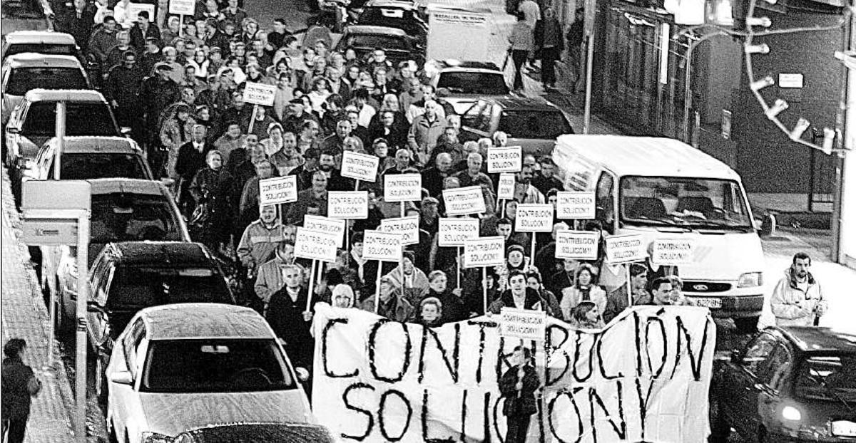 Encierro en el Concello de A Estrada a causa de la subida del IBI en 2003 (4)