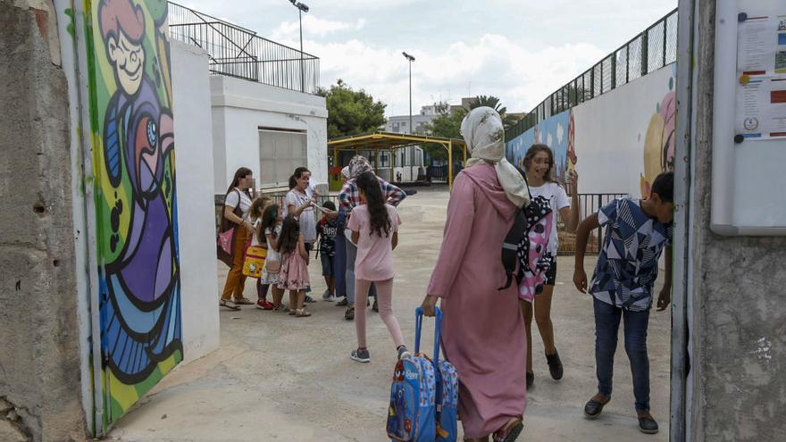 Entrada a un colegio de Crevillent donde más población migrante hay matriculada.