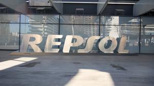 Archivo - Fachada de la sede de Repsol