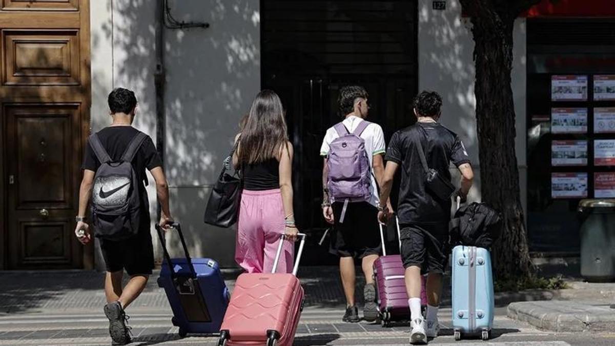 Un grupo de jóvenes acarrea sus maletas para iniciar un viaje.