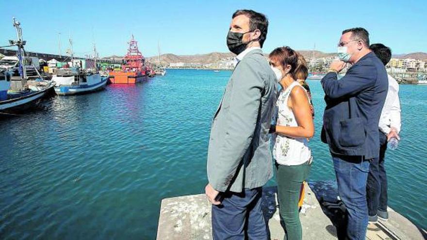 Pablo Casado, la alcaldesa de Mogán, Onalia Bueno, y el presidente del PP grancanario, Hipólito Suárez, en el muelle. | | Q. CURBELO