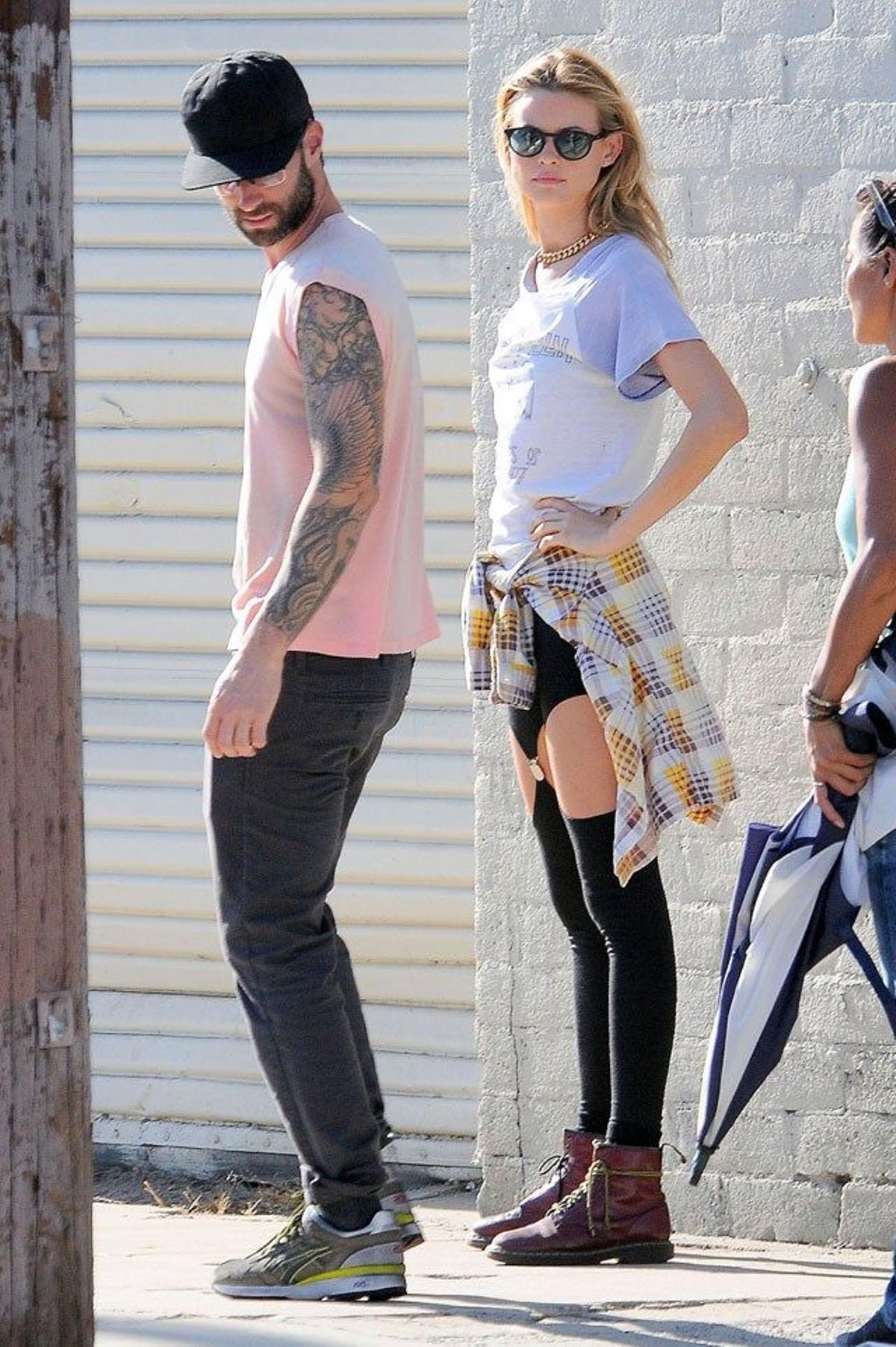 Behati Prinsloo y Adam Levine