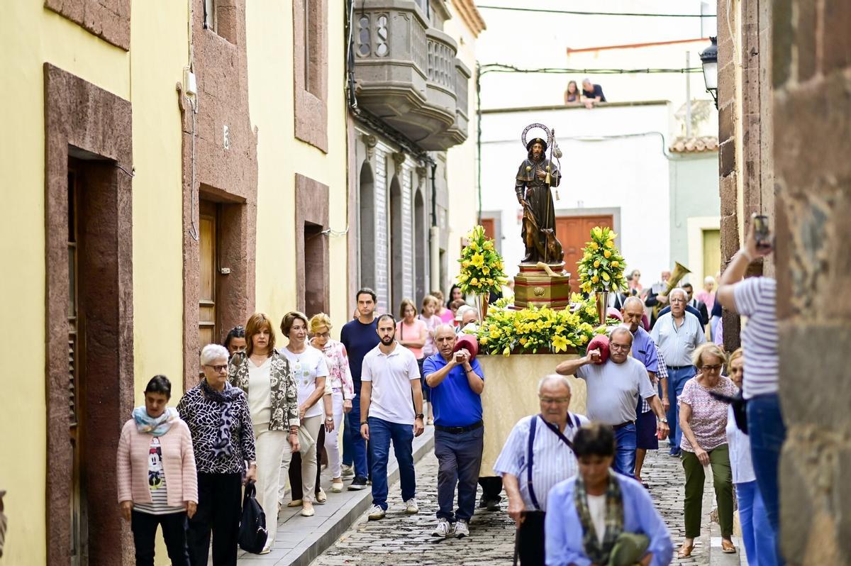 Paso de la procesión de San Roque por las calles de Santa María de Guía
