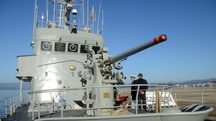 El “Tabarca” muestra el atractivo de la Armada a los vilagarcianos