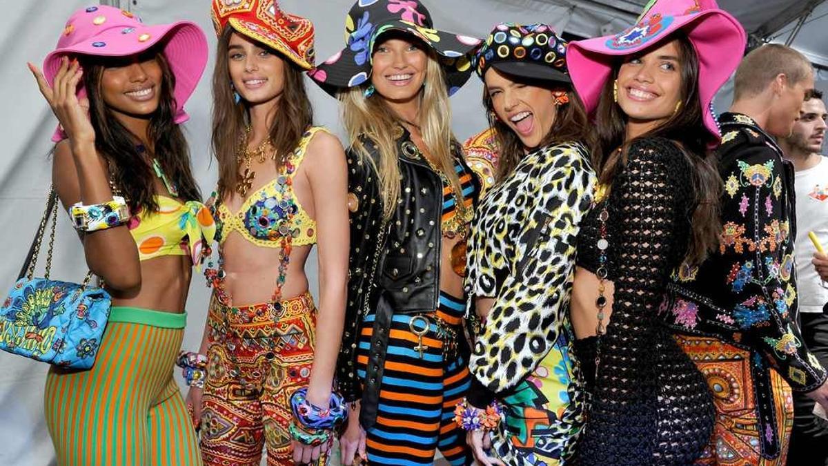 Moschino Crucero 2017: reivindicando la época hippie