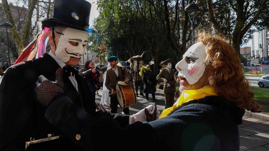 Bueyes, diablos y el &quot;Atabal&quot; conquistan Avilés: así fue el &quot;Cortexu de mazcaritos tradicionales&quot; en la ciudad