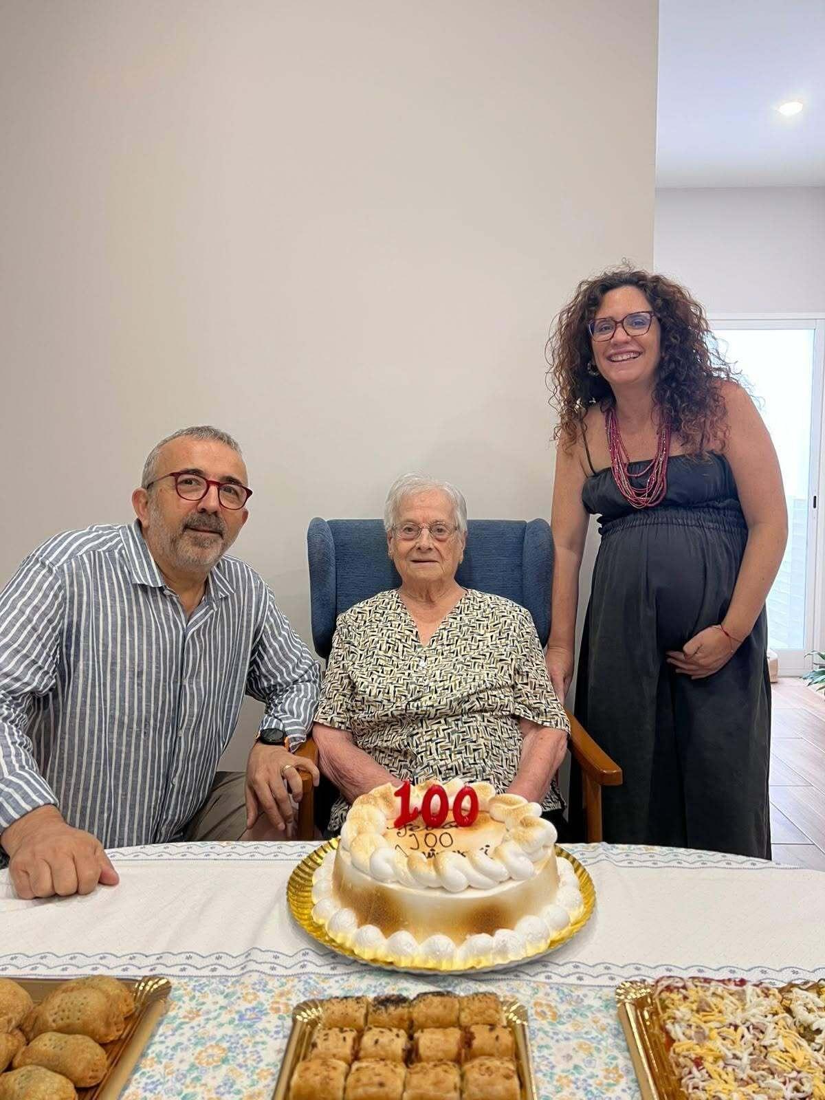 El ayuntamiento ha rendido homenaje a su nueva centenaria