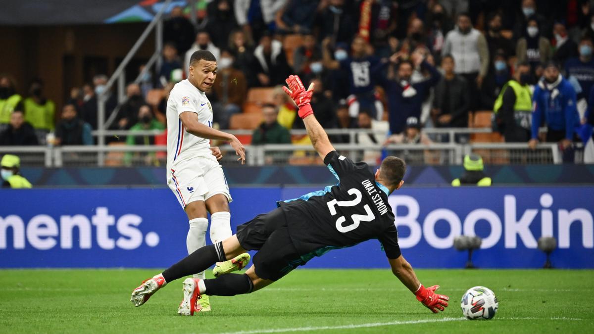 Mbappé bate a Unai Simón.