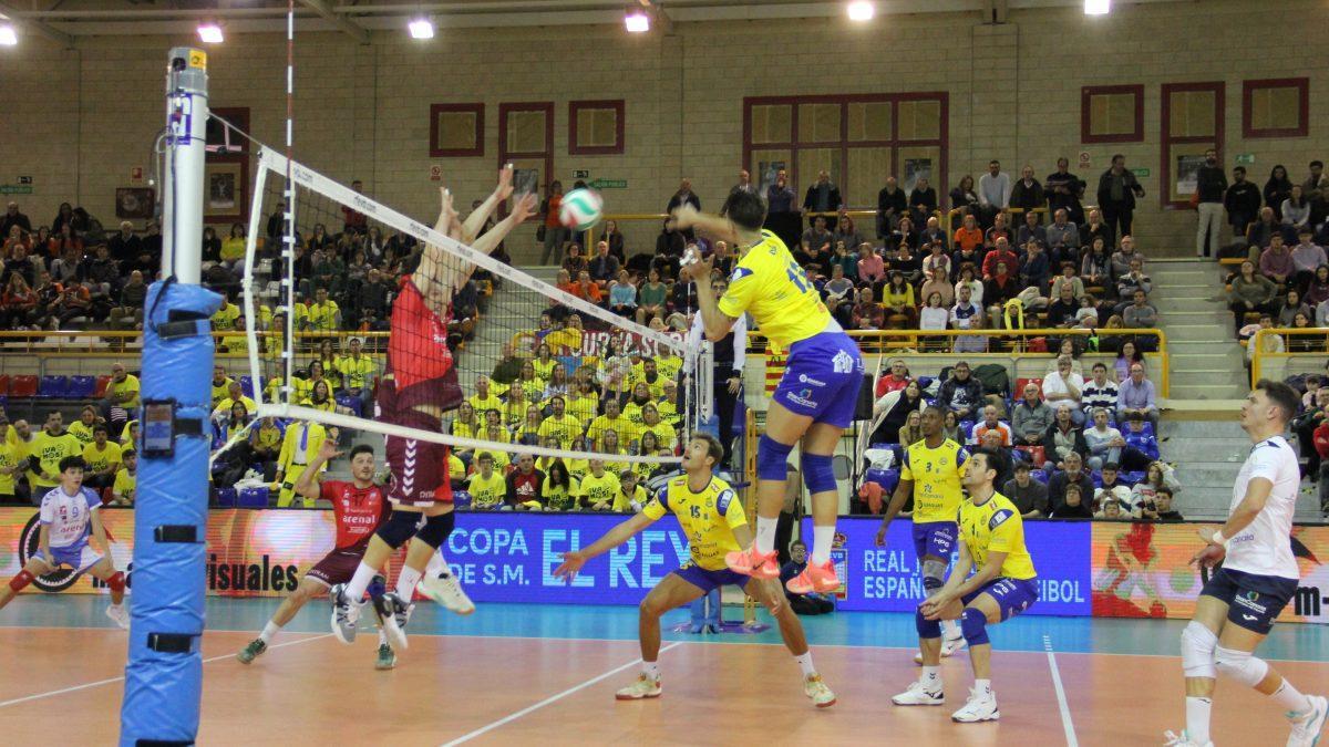 Paolo Zonca remata en la red en el centro ante el Arenal Emevé celebrado en Lugo