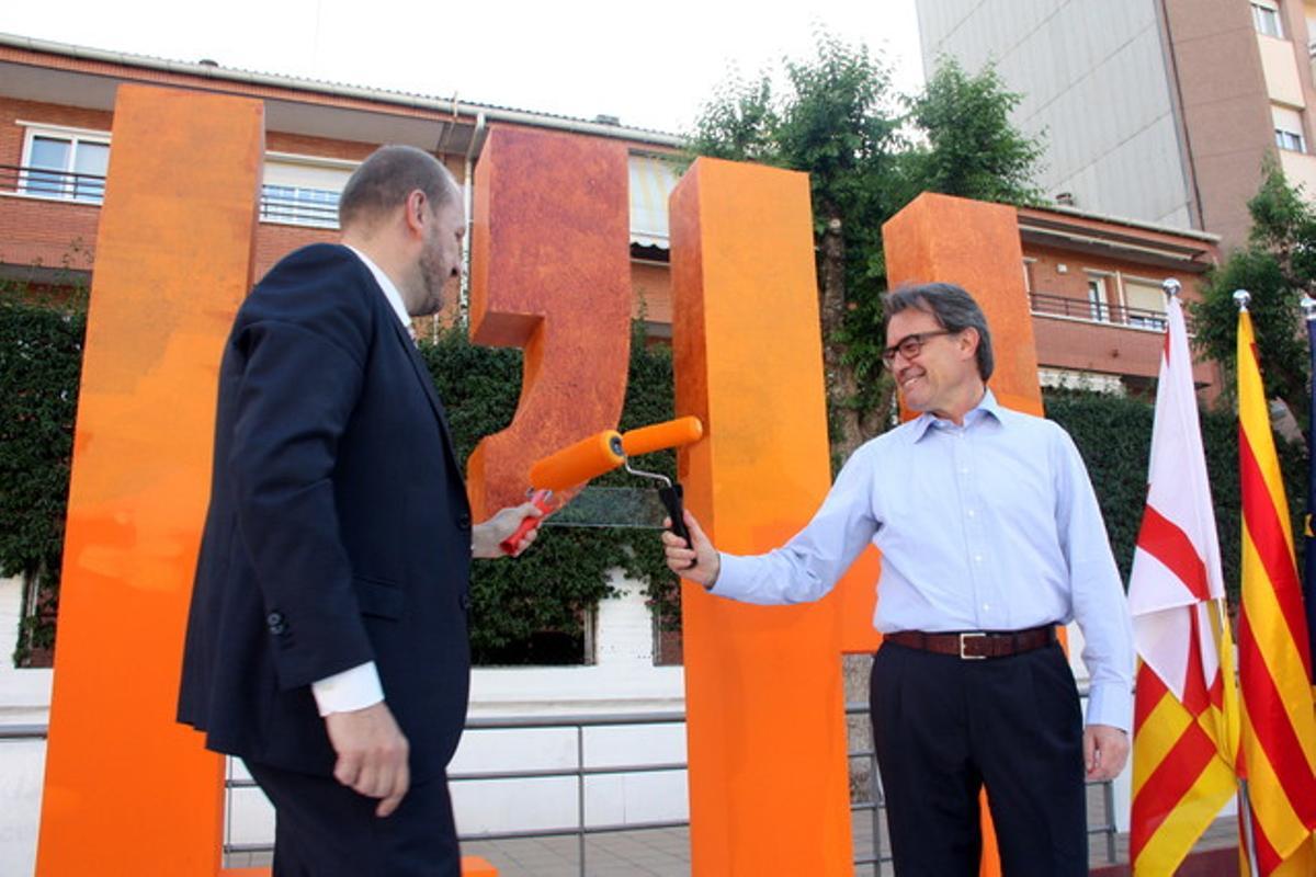 El president de la Generalitat, Artur Mas, i el candidat de CiU a l’Hospitalet de Llobregat, Jordi Monrós, amb els corrons de pintura taronja. El president de la Generalitat, Artur Mas, i el candidat de CiU a l’Hospitalet de Llobregat, Jordi Monrós, amb els corrons de pintura taronja.