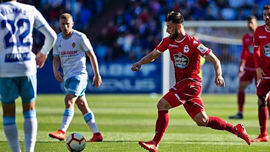 Borja Valle conduce el balón en el partido del sábado contra el Zaragoza.